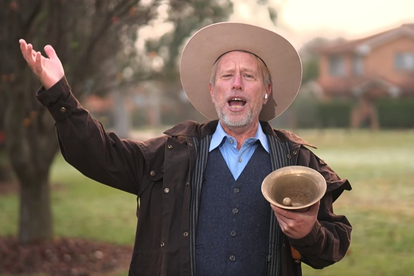 Guinness crowns Canberra town crier as the world's loudest person at 122.4 decibels | iNFOnews.ca
