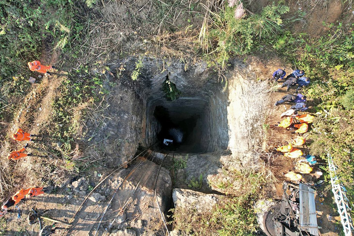 Indian army divers retrieve the body of one of at least 9 miners trapped in a flooded coal mine | iNFOnews.ca Indian army divers retrieve the body of one of at least 9 miners trapped in a flooded coal mine | iNFOnews.ca
