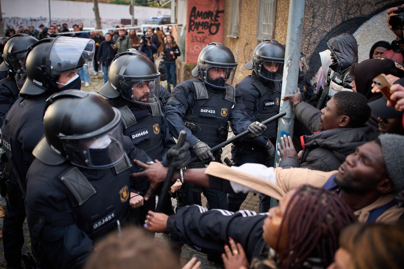 Spanish police evict hundreds of migrants from squat deemed unsafe | iNFOnews.ca Spanish police evict hundreds of migrants from squat deemed unsafe | iNFOnews.ca