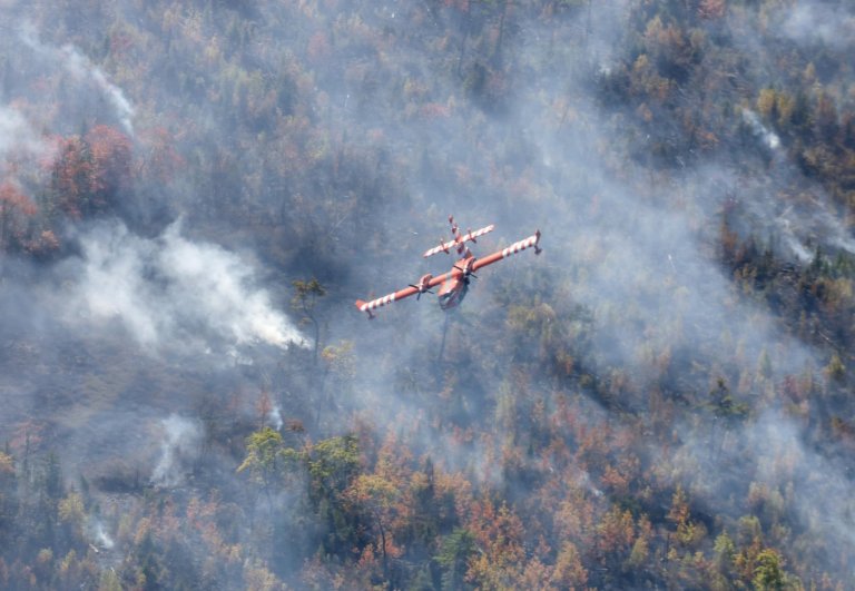 Wildfire fighters, evacuees call on feds to restore equipment and training funding | iNFOnews.ca