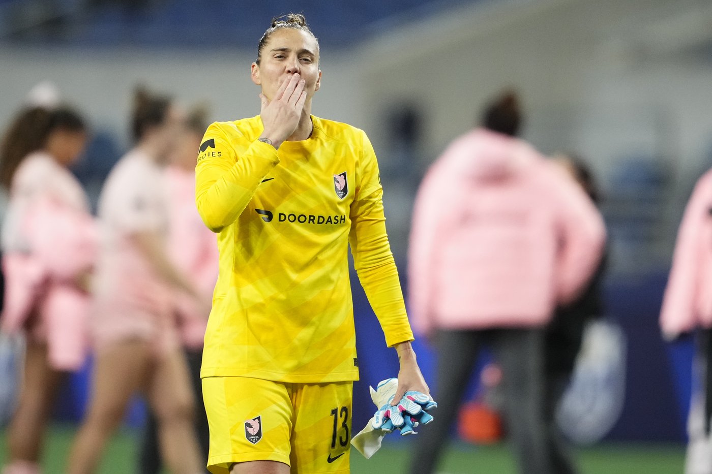 Ludmila scores in third straight game as Chicago Red Stars down Houston Dash 2-0 | iNFOnews.ca