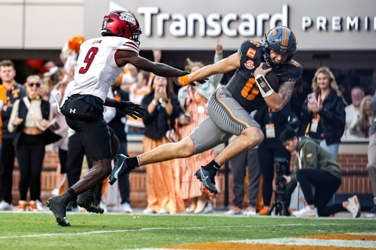 Aguilar throws for 204 yards and a TD, runs for score as No. 21 Tennessee tops New Mexico State 42-9 | iNFOnews.ca