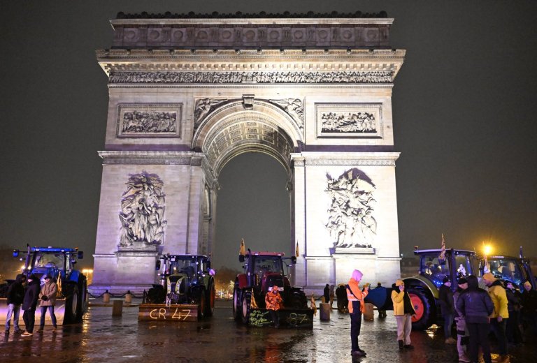 Paris police shoot and injure a knife-wielding man who tried to attack officers at Arc de Triomphe | iNFOnews.ca