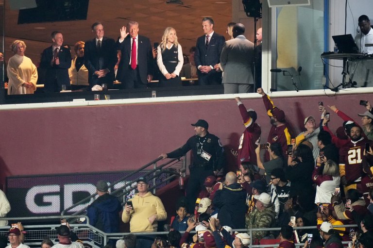 Donald Trump booed as the 1st sitting US president at a regular-season NFL game since Carter in 1978 | iNFOnews.ca