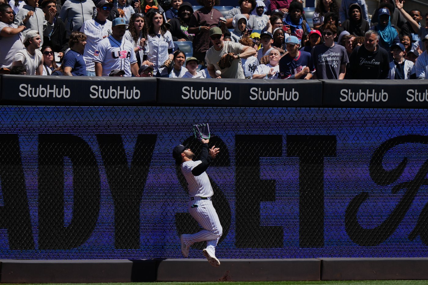 Yankees' Jasson Domínguez sprains shoulder crashing into wall, leading to Spencer Jones call-up | iNFOnews.ca