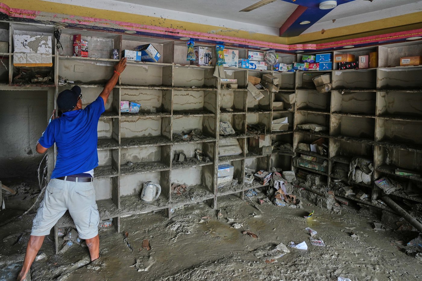 Nepal Floods Salvaging Items Photo Gallery | iNFOnews.ca