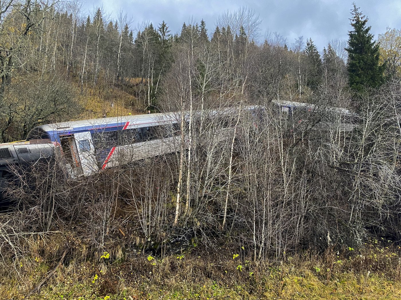 Train carrying 55 people derails on Norway's north coast, killing at least 1 person and injuring 4 | iNFOnews.ca