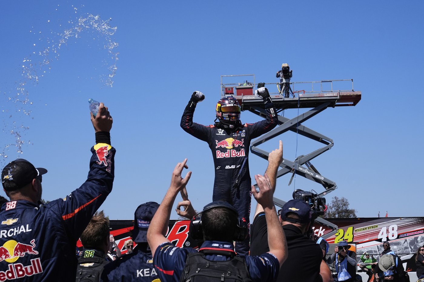 Shane van Gisbergen dominates on another road course, wins at Sonoma to extend streak | iNFOnews.ca Shane van Gisbergen dominates on another road course, wins at Sonoma to extend streak | iNFOnews.ca