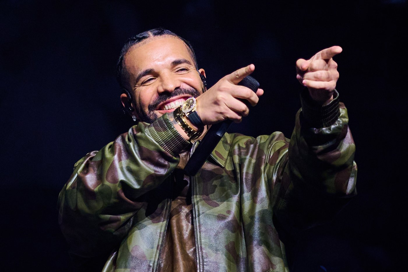Drake pulls historic hat trick, claiming top 3 spots on Billboard chart | iNFOnews.ca
