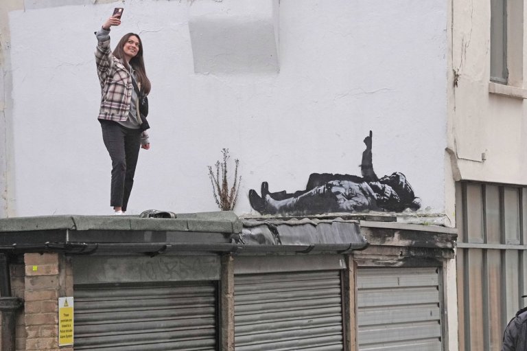 Banksy unveils new art in London following speculation over murals depicting stargazing figures | iNFOnews.ca