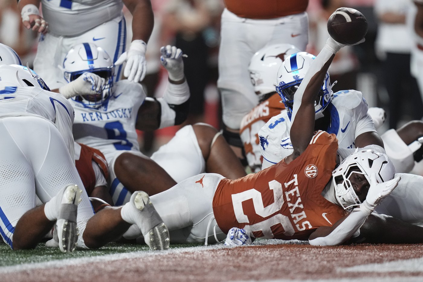 Helm's 2 TD catches power No. 3 Texas over Kentucky 31-14 to keep Longhorns atop SEC | iNFOnews.ca Helm's 2 TD catches power No. 3 Texas over Kentucky 31-14 to keep Longhorns atop SEC | iNFOnews.ca