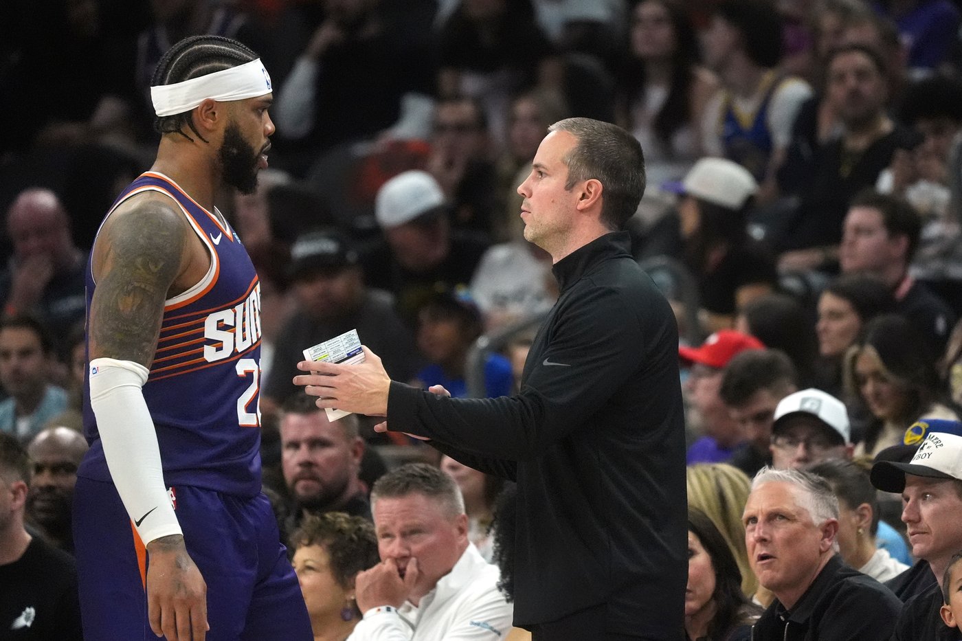 Booker scores 43 points in Suns' 131-122 win over Warriors, who fall to 0-3 | iNFOnews.ca Booker scores 43 points in Suns' 131-122 win over Warriors, who fall to 0-3 | iNFOnews.ca