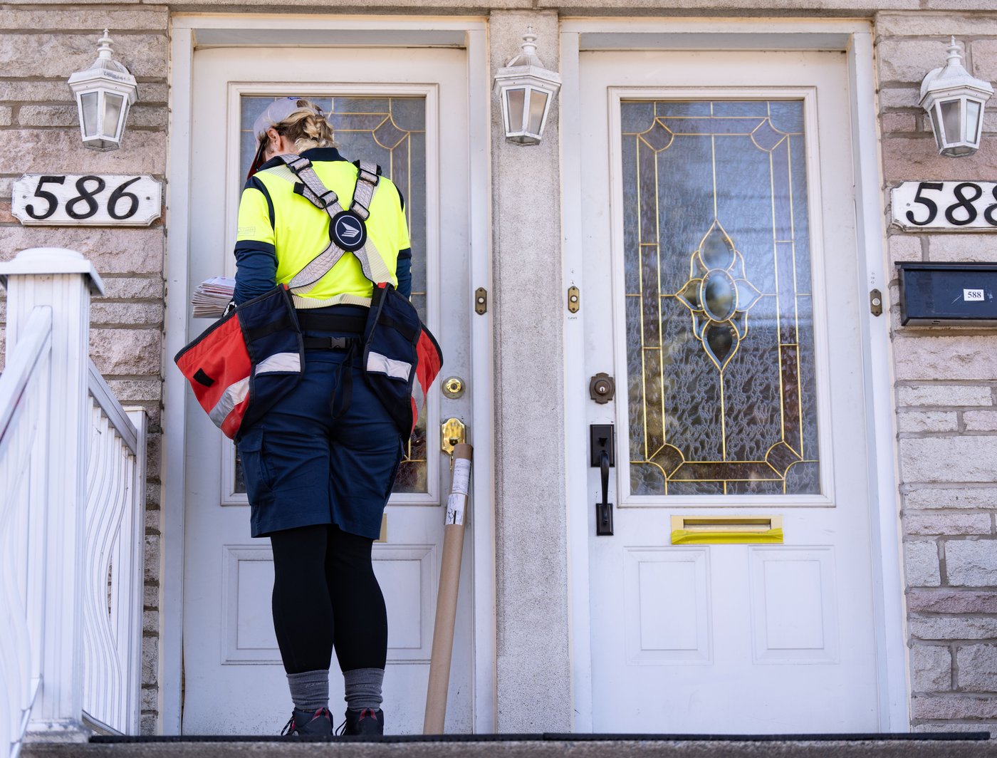 Canada Post commits to free postage for people who are blind as legislation changes | iNFOnews.ca