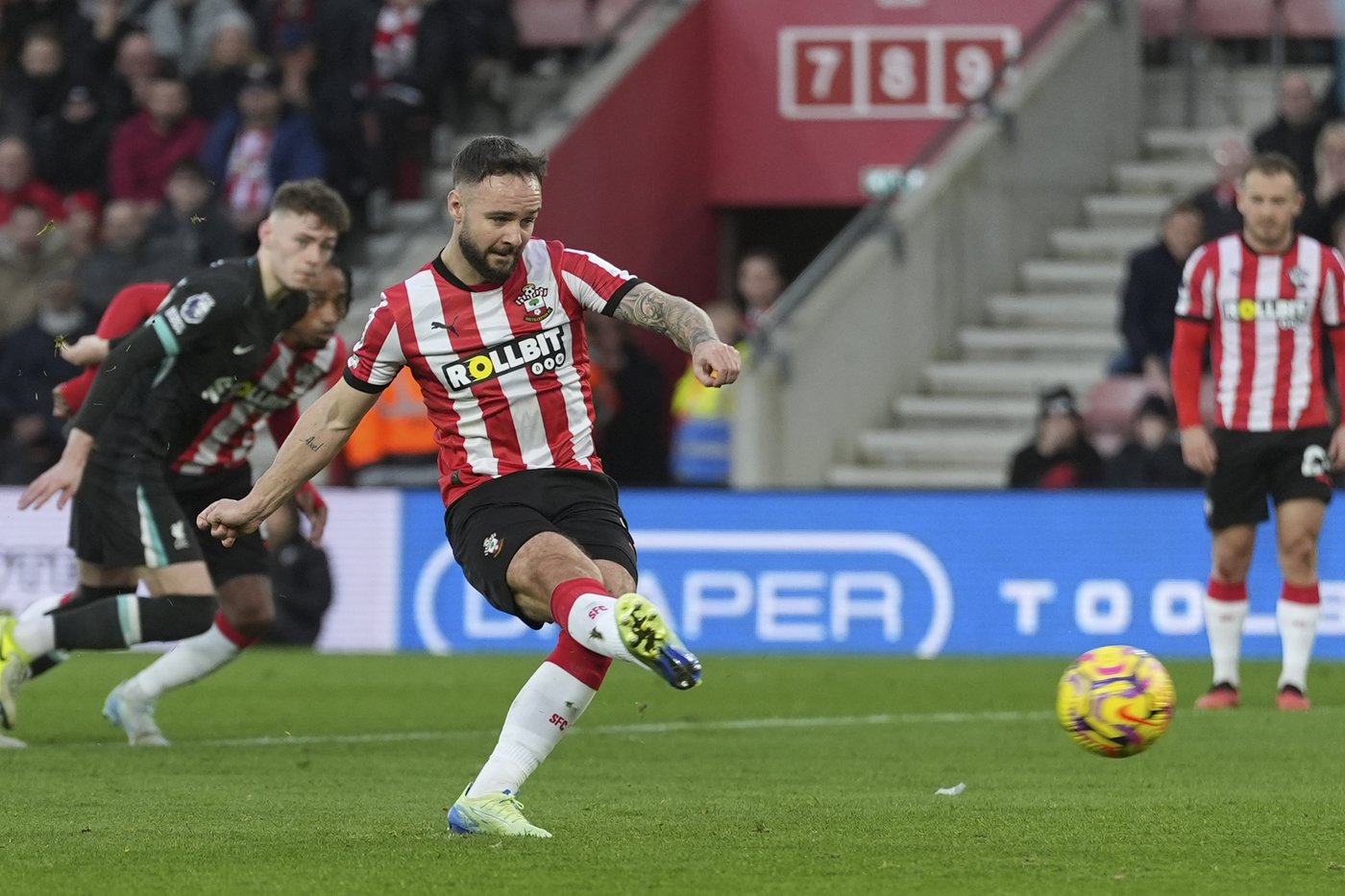 Salah double sends Liverpool 8 points clear in Premier League as United draws first game with Amorim | iNFOnews.ca