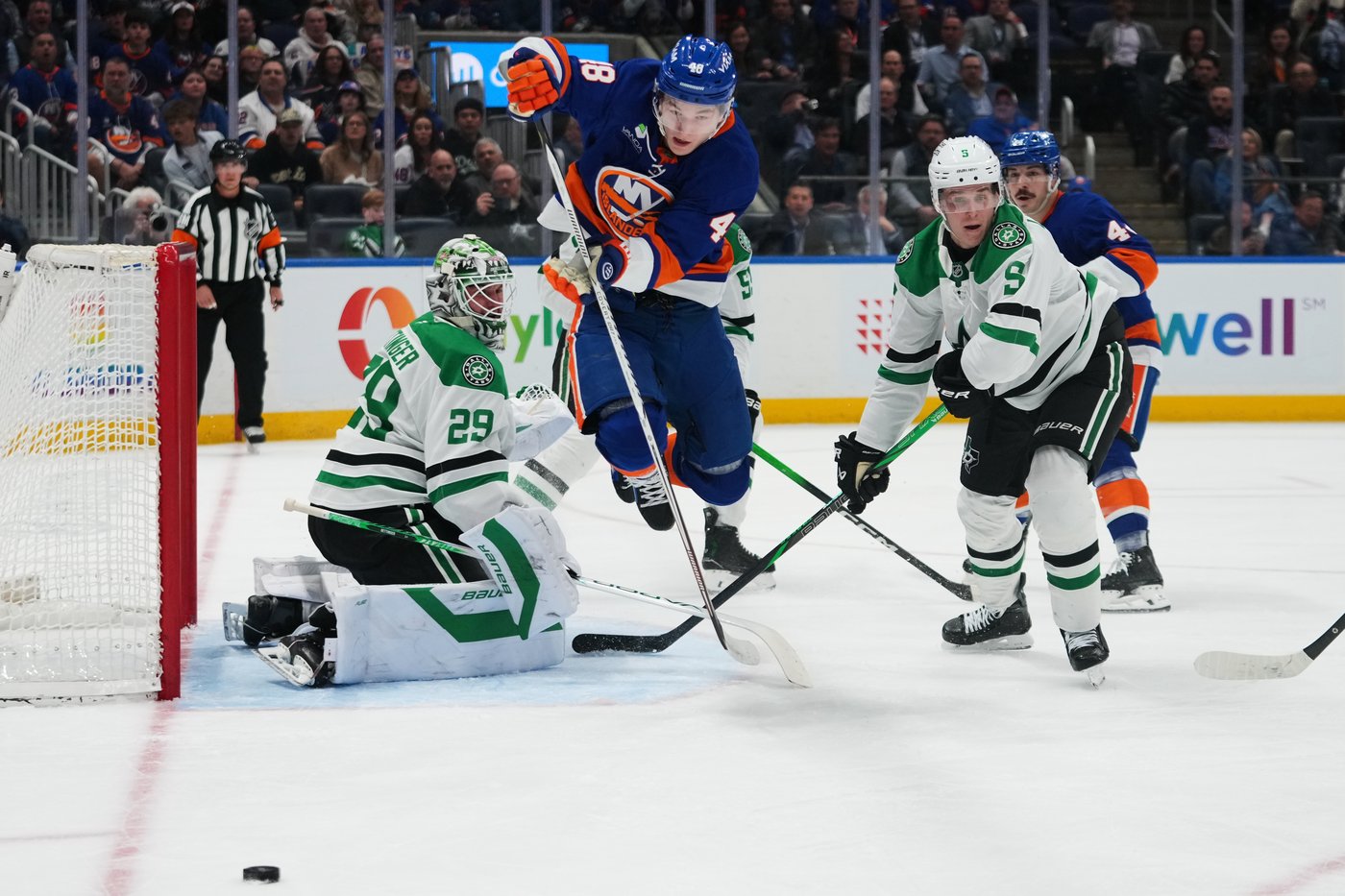 Ilya Sorokin shines against Stars to give the playoff-chasing Islanders a much-needed 2-1 win | iNFOnews.ca
