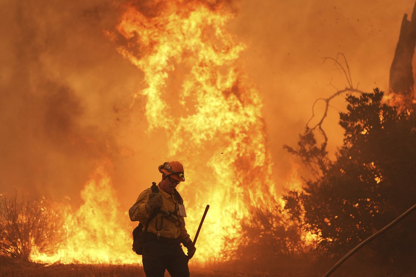 Rapidly spreading brush fire prompts an evacuation order for thousands north of Los Angeles | iNFOnews.ca