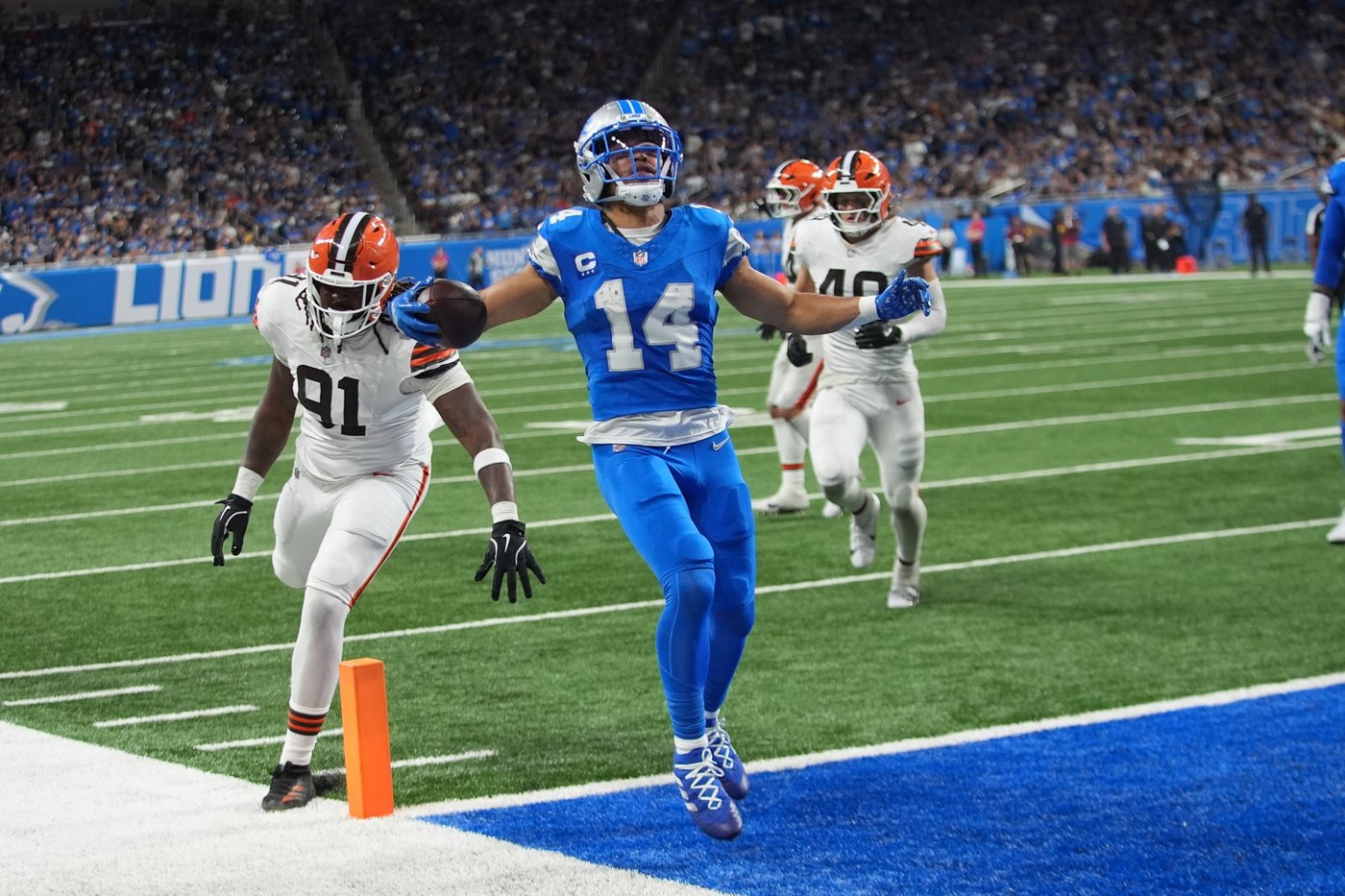 Goff throws 2 TD passes to St. Brown, Lions beat Browns 34-10 for 3rd straight victory | iNFOnews.ca
