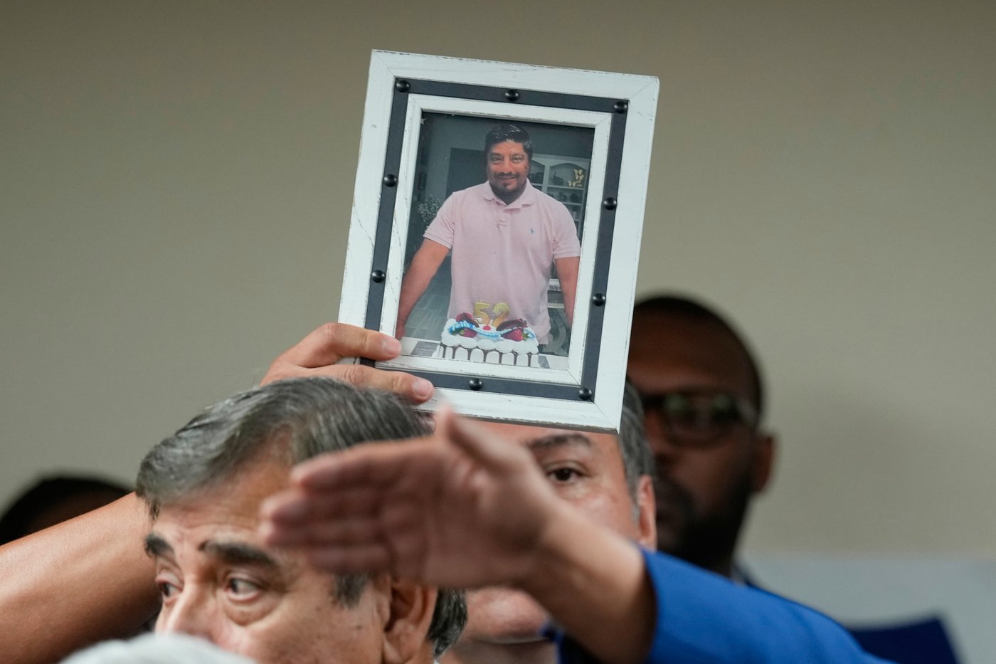 Detainees tell their lawyer an ICE officer shot a Houston driver through a passenger window | iNFOnews.ca Detainees tell their lawyer an ICE officer shot a Houston driver through a passenger window | iNFOnews.ca