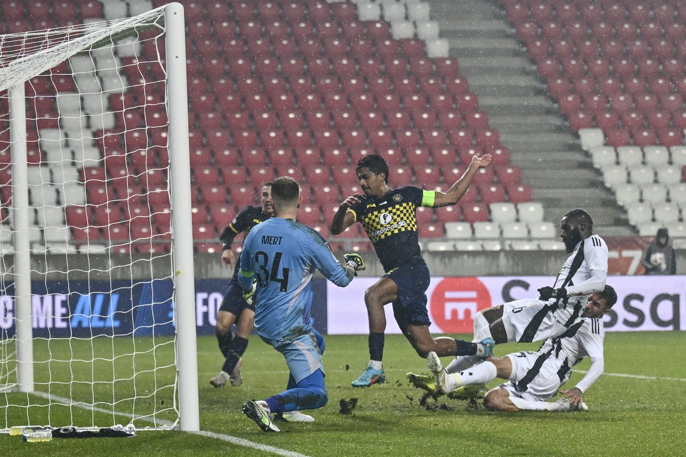 Hojlund scores 2 for Man United to give Amorim winning home debut in Europa League | iNFOnews.ca