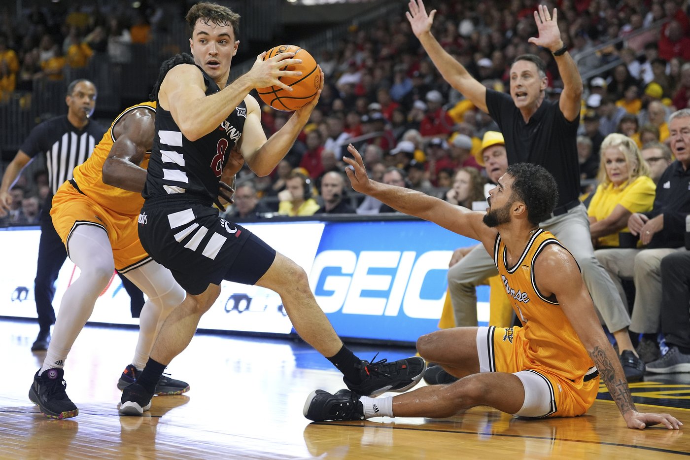 Lukosius hits 6 3-pointers to help No. 18 Cincinnati hold off Northern Kentucky 76-60 | iNFOnews.ca Lukosius hits 6 3-pointers to help No. 18 Cincinnati hold off Northern Kentucky 76-60 | iNFOnews.ca
