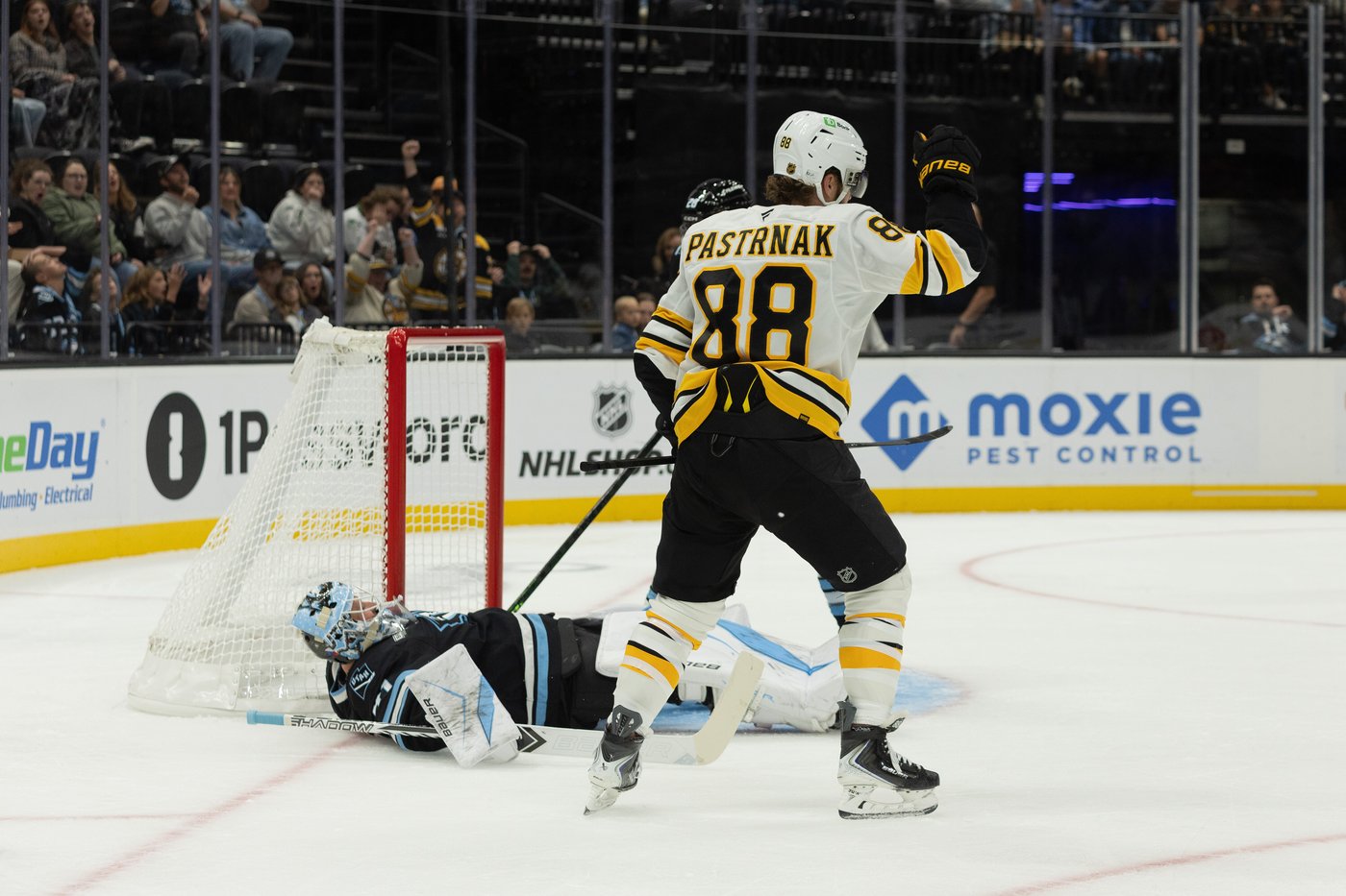 Guenther scores in third period as Mammoth beat Bruins 3-2 for third straight victory | iNFOnews.ca Guenther scores in third period as Mammoth beat Bruins 3-2 for third straight victory | iNFOnews.ca