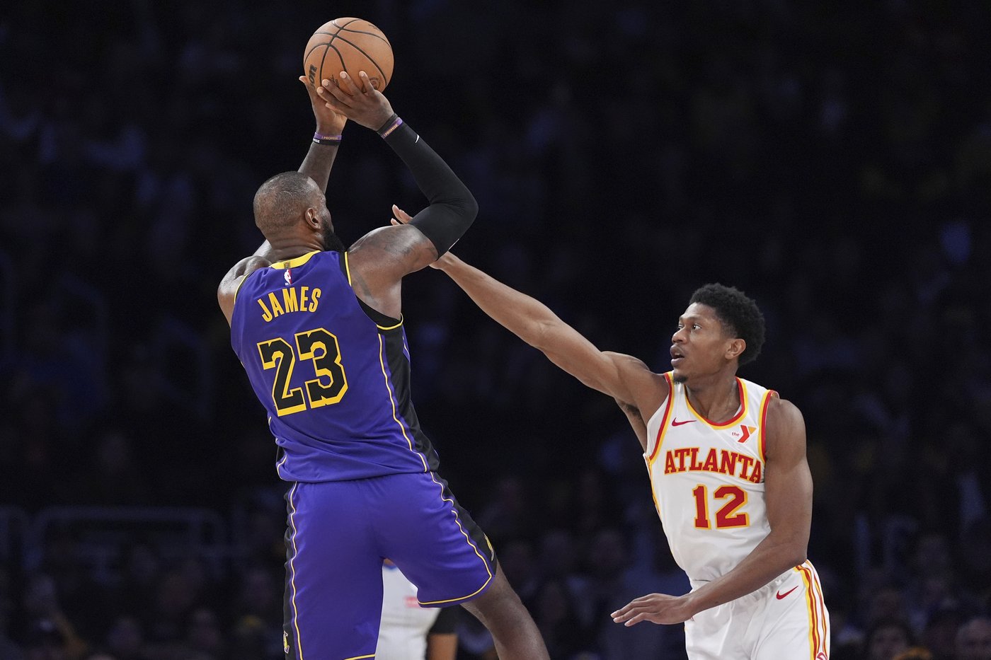 LeBron James breaks Michael Jordan's record for 30-point games with his 563rd | iNFOnews.ca