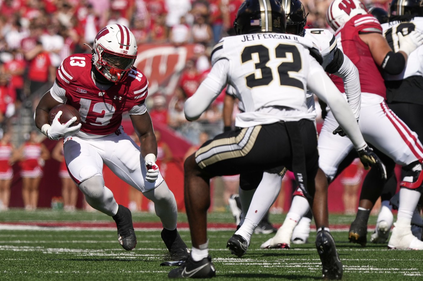 Locke throws for 359 yards and 3 TDs as Wisconsin steamrolls slumping Purdue 52-6 | iNFOnews.ca