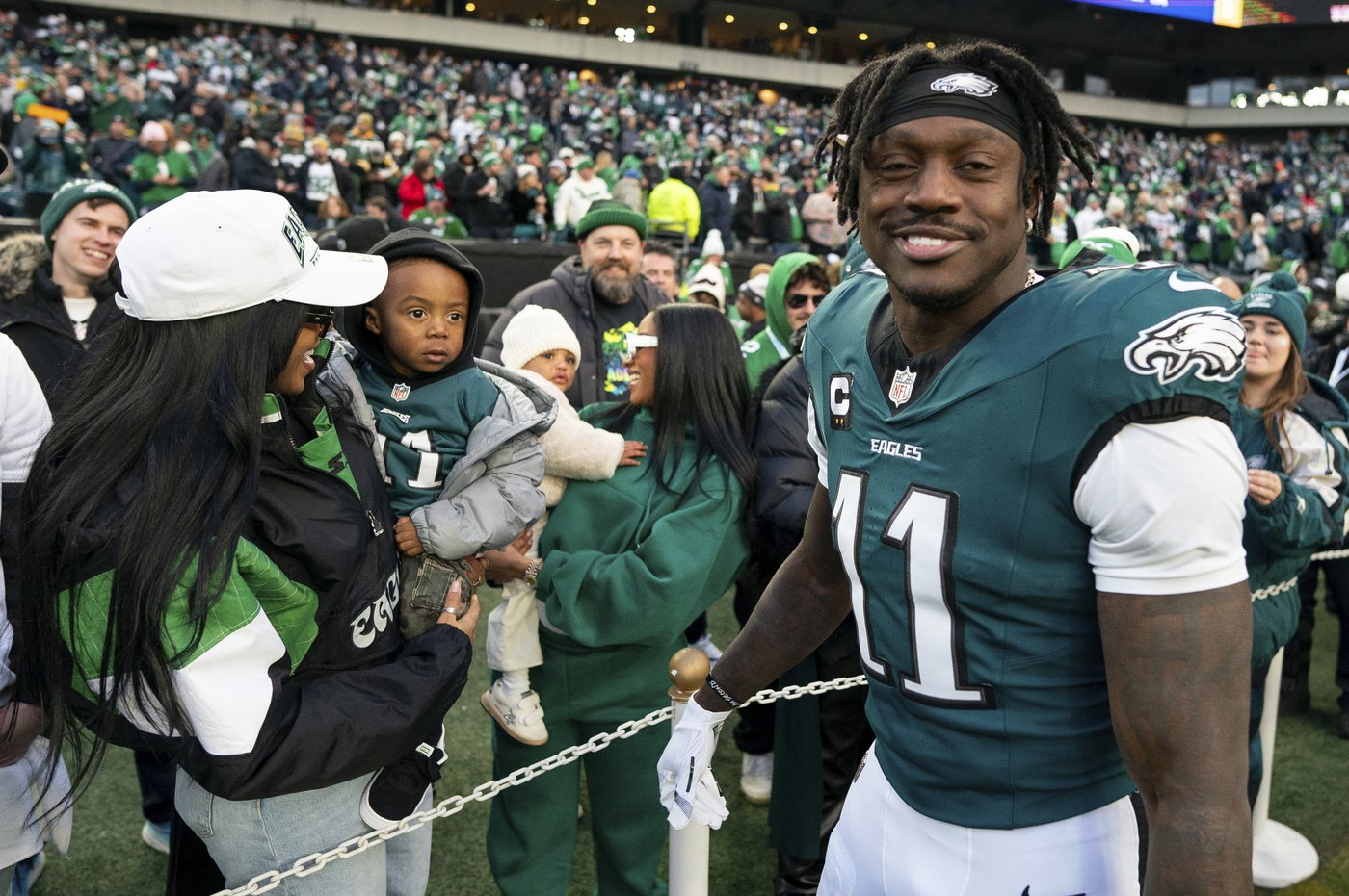 Turning the page: Eagles receiver A.J. Brown reads inspirational book on sideline during playoff win | iNFOnews.ca Turning the page: Eagles receiver A.J. Brown reads inspirational book on sideline during playoff win | iNFOnews.ca