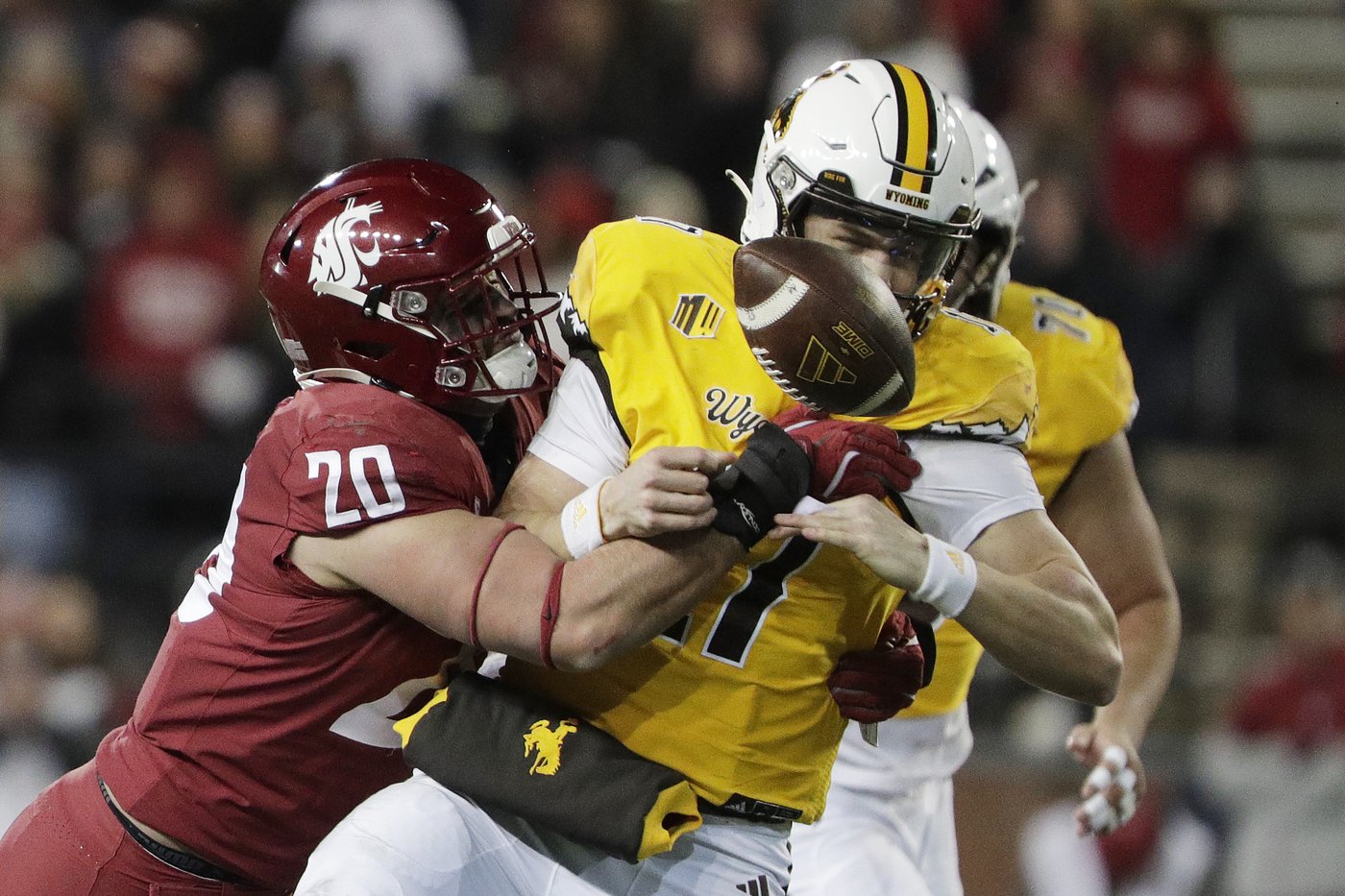 Evan Svoboda throws late TD pass to John Michael Gyllenborg as Wyoming beats Washington State 15-14 | iNFOnews.ca