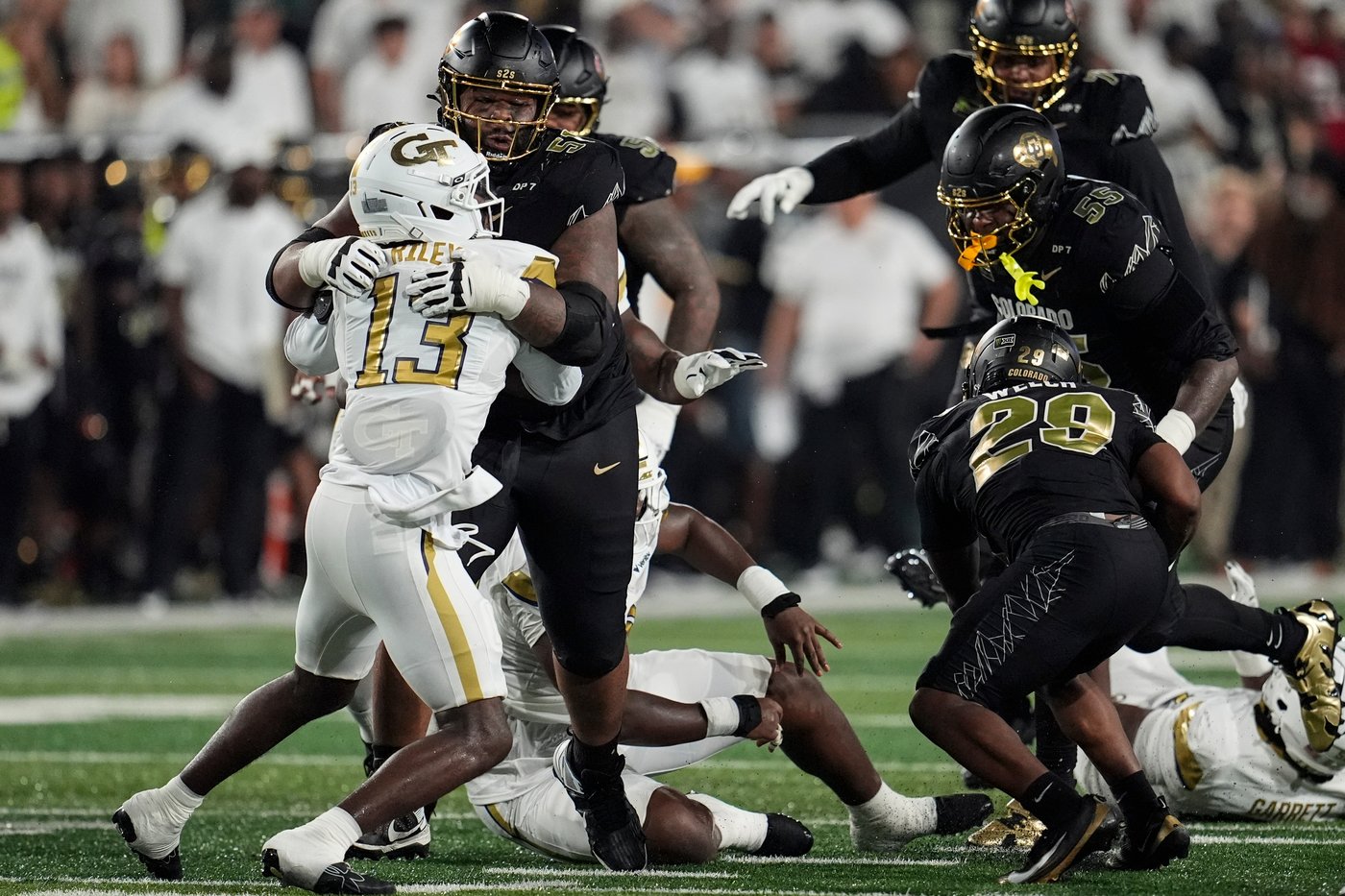Following Travis Hunter, a 380-pound lineman becomes Deion Sanders' latest 2-way player at Colorado | iNFOnews.ca