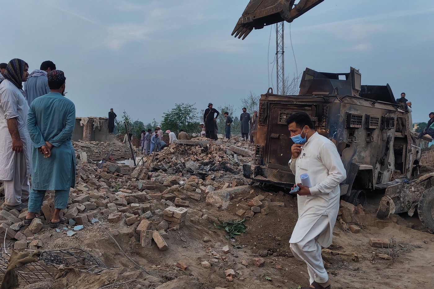 Pakistan lodges a complaint with Afghanistan over a suicide attack that killed 15 police | iNFOnews.ca