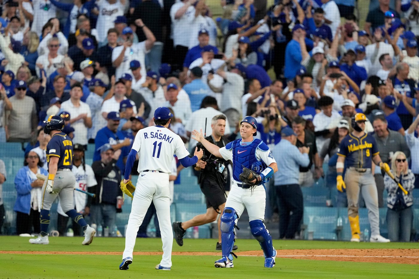 Dodgers near repeat World Series trip, beat Brewers 3-1 behind Glasnow, Edman for 3-0 NLCS lead | iNFOnews.ca