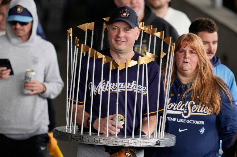 Brewers fans flood Milwaukee streets for a long-awaited World Series victory parade | iNFOnews.ca