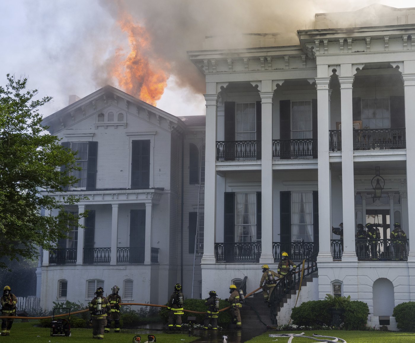 Fire destroys a sprawling mansion on a former Louisiana sugar plantation | iNFOnews.ca