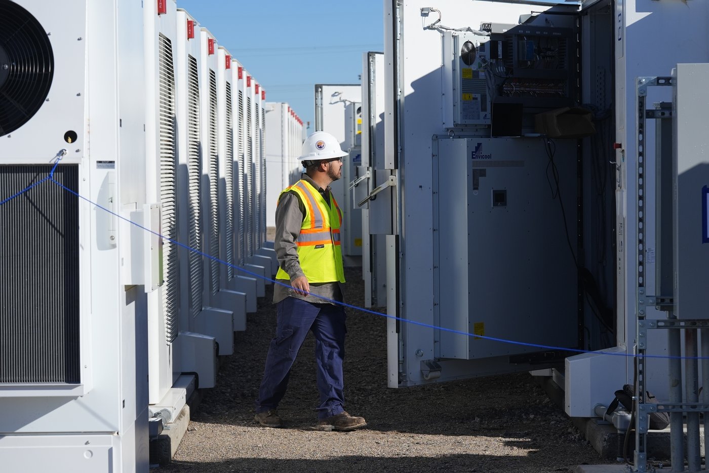 Climate-friendly electricity sees big battery projects soar again for 2024 | iNFOnews.ca