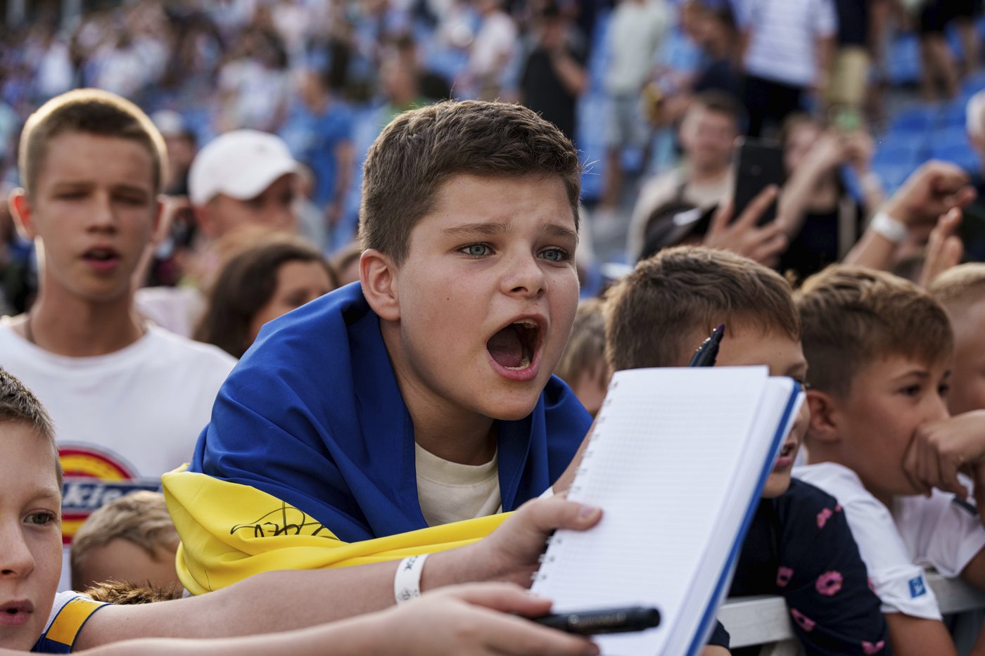 In wartime Ukraine, soccer fans bury rivalries and find a moment of calm at matches | iNFOnews.ca