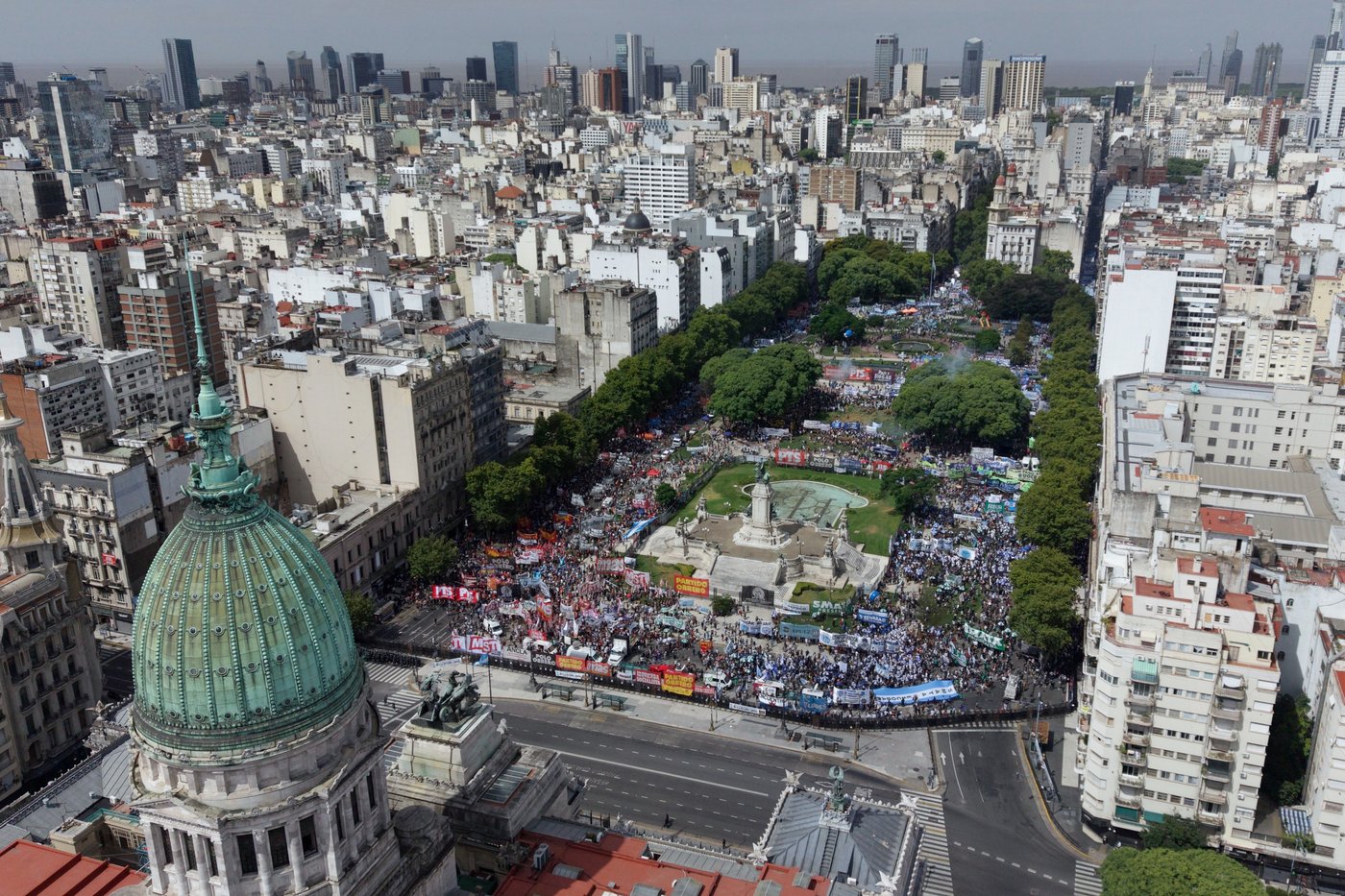 Argentine workers clash with police as senators debate labor reform, in photos | iNFOnews.ca