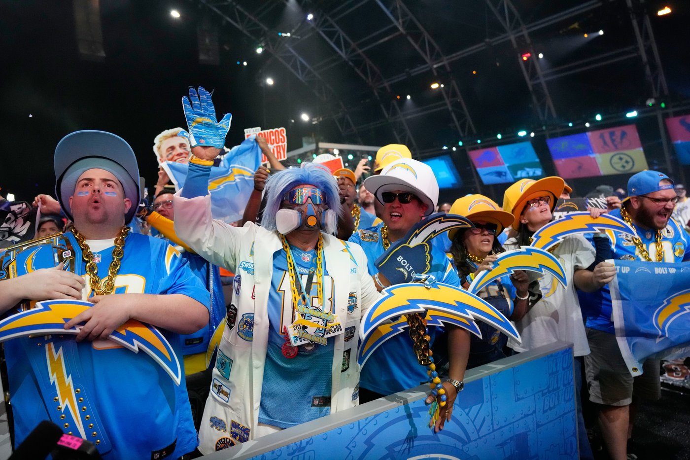 Chargers bet on the trenches, adding an edge rusher and a center-turned-guard in the draft | iNFOnews.ca Chargers bet on the trenches, adding an edge rusher and a center-turned-guard in the draft | iNFOnews.ca