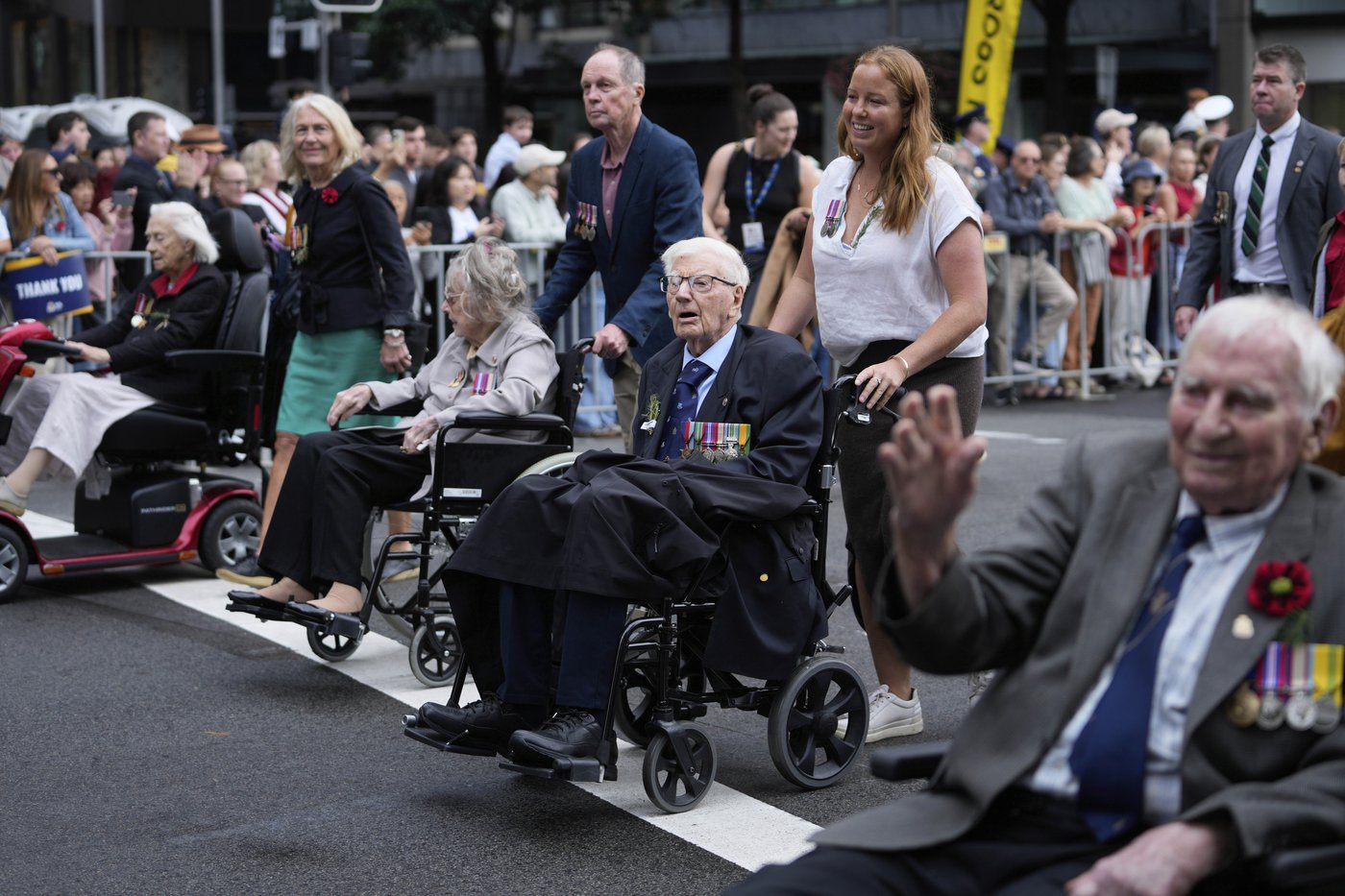 Australians and New Zealanders commemorate war dead on Anzac Day | iNFOnews.ca