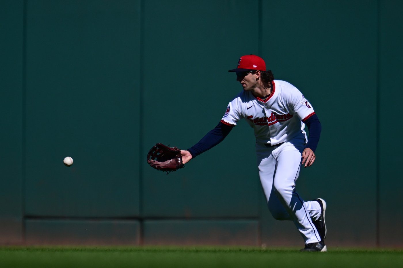 Cleveland's DeLauter drops fly ball in center on first ball in majors before making key play in 4th | iNFOnews.ca