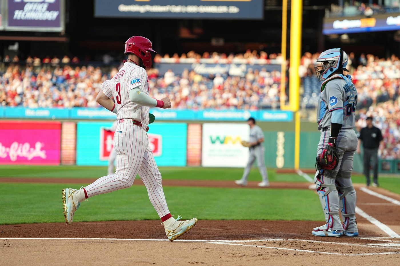 Bryson Stott's go-ahead 2-run single helps Phillies rally for 5th straight win, 6-4 over Marlins | iNFOnews.ca