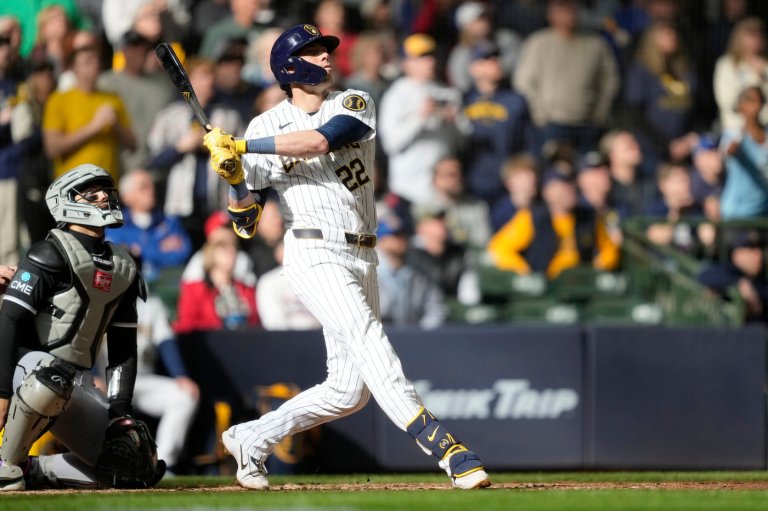 Christian Yelich homers to cap a 6-run rally in the 8th inning as Brewers beat White Sox 9-7 | iNFOnews.ca