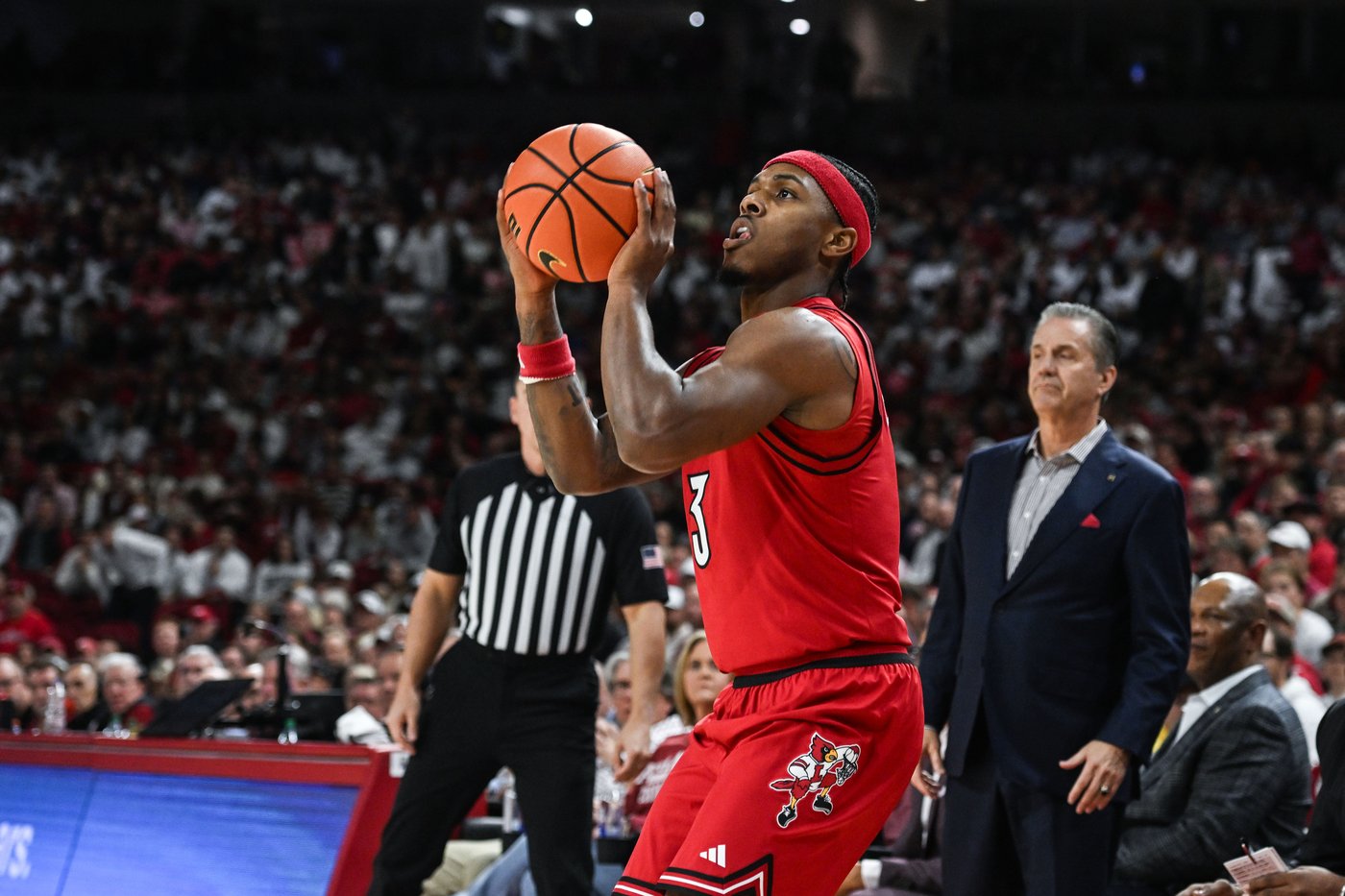 Brazile scores 21 points as No. 25 Arkansas hands No. 6 Louisville its 1st loss, 89-80 | iNFOnews.ca