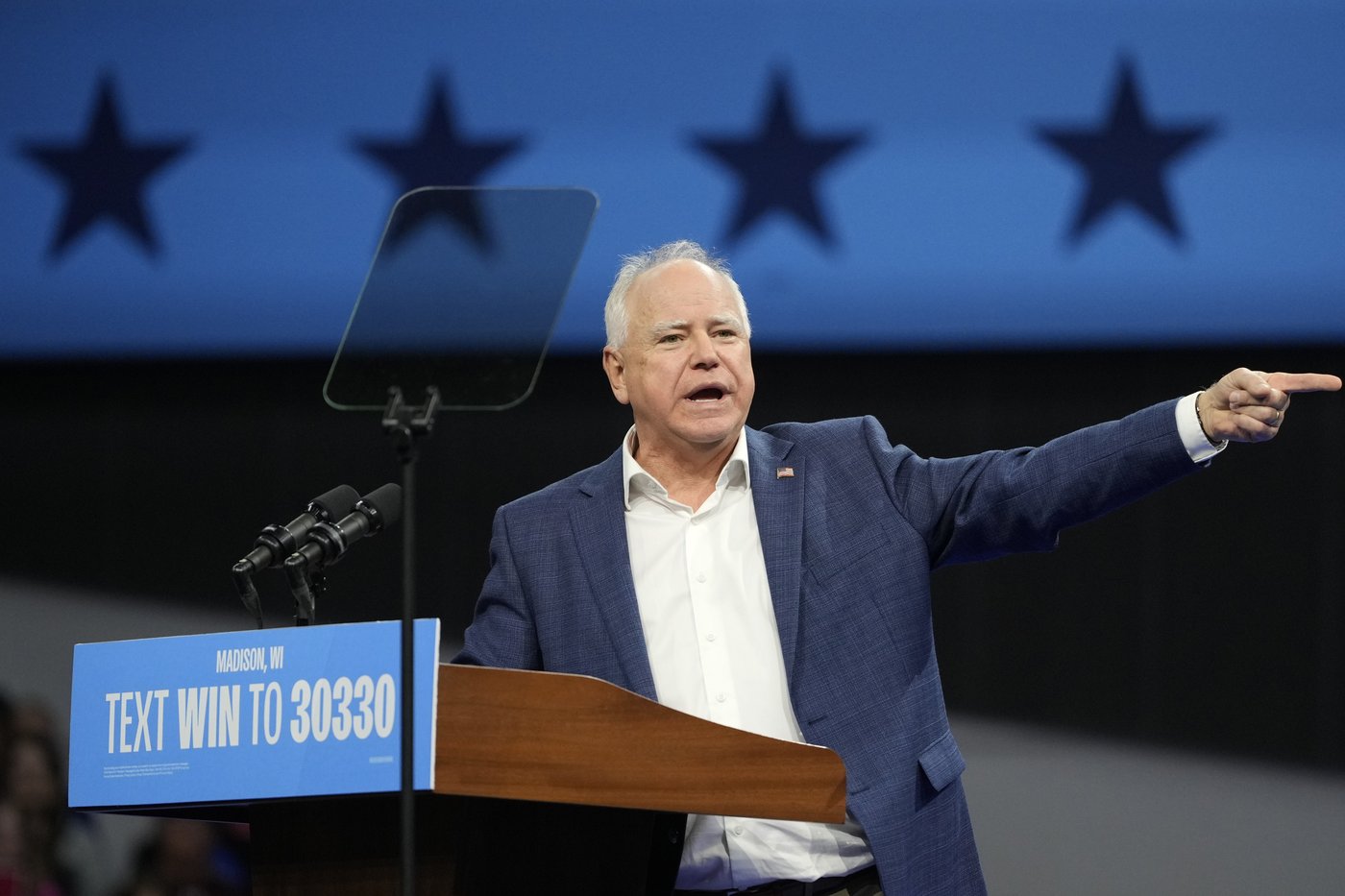 Tim Walz, wife and son vote early in Minnesota | iNFOnews.ca