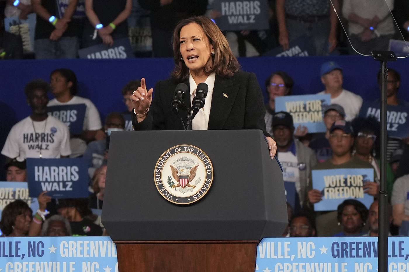 From the pulpit, Harris calls out Trump for hurricane misinformation. Biden surveys Florida's damage | iNFOnews.ca