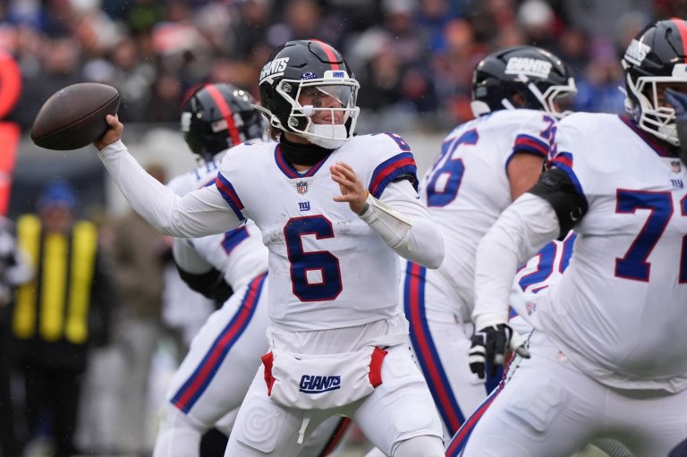 Giants QB Jaxson Dart leaves after taking hard hit against the Bears | iNFOnews.ca