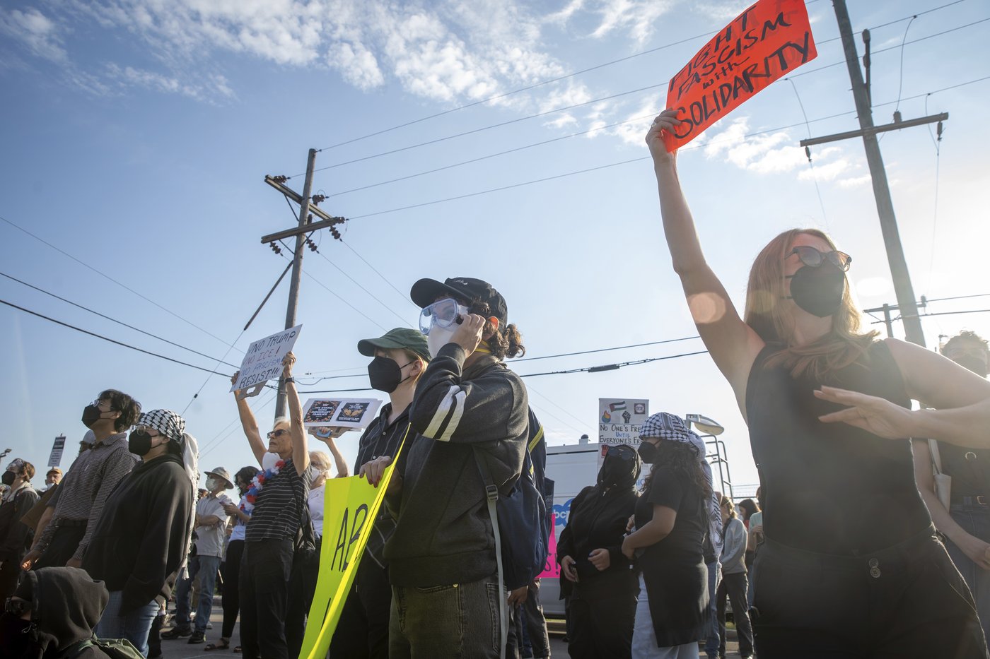 Protesters arrested as demonstrators block vehicles at key immigration building near Chicago | iNFOnews.ca Protesters arrested as demonstrators block vehicles at key immigration building near Chicago | iNFOnews.ca