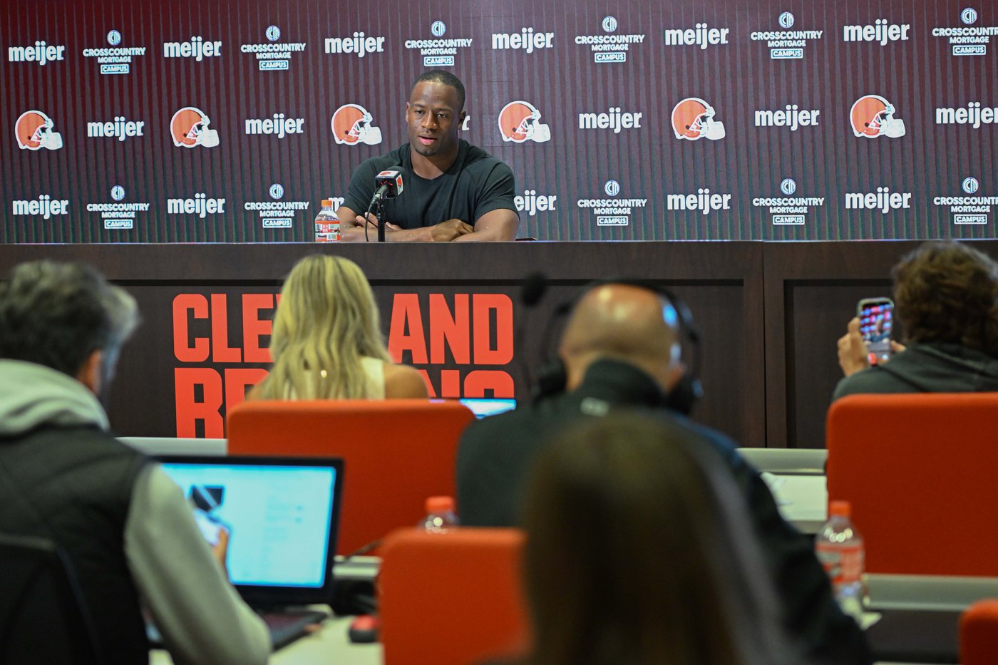 Nick Chubb runs full circle and retires with Browns, who sign beloved running back to 1-day contract | iNFOnews.ca