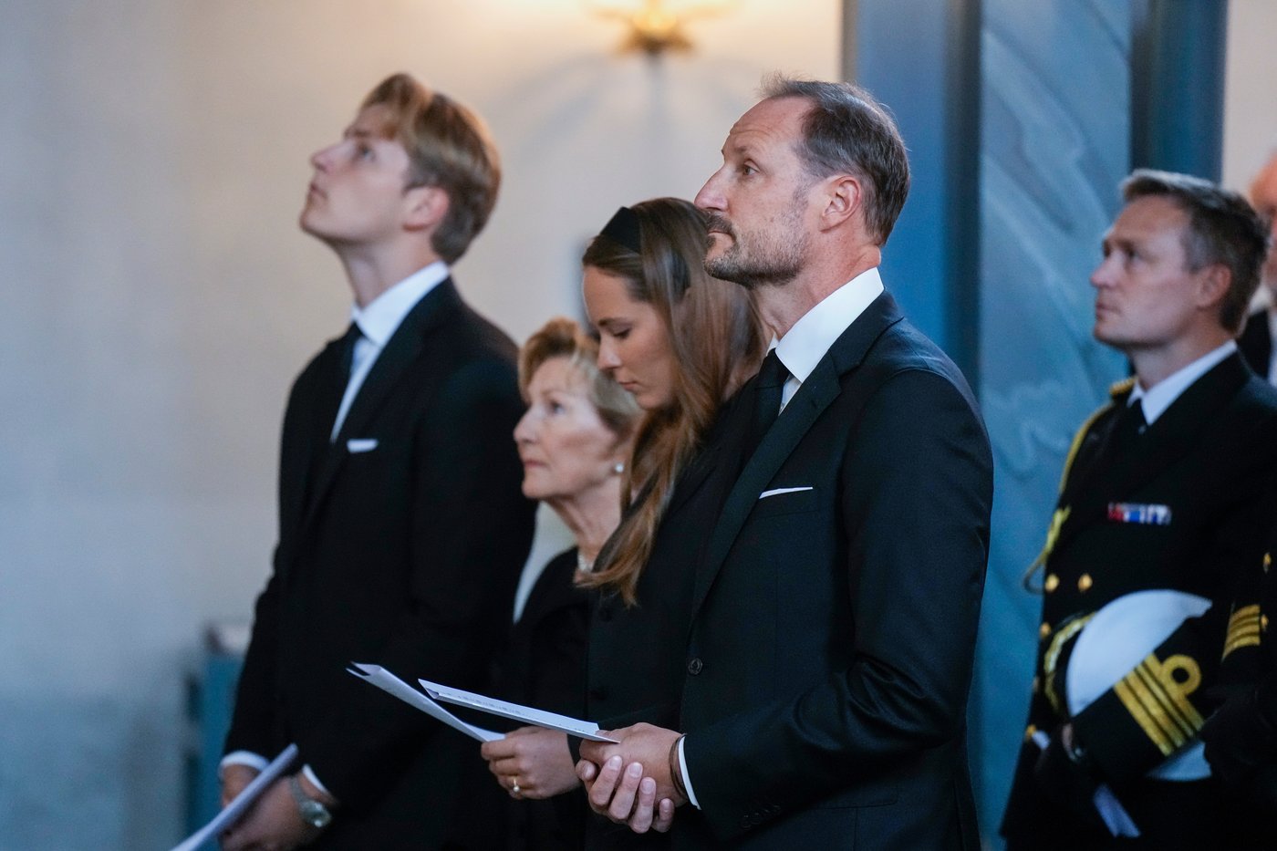 Norwegians line up at memorials remembering the late King Harald V. Funeral set for Sept 9 | iNFOnews.ca