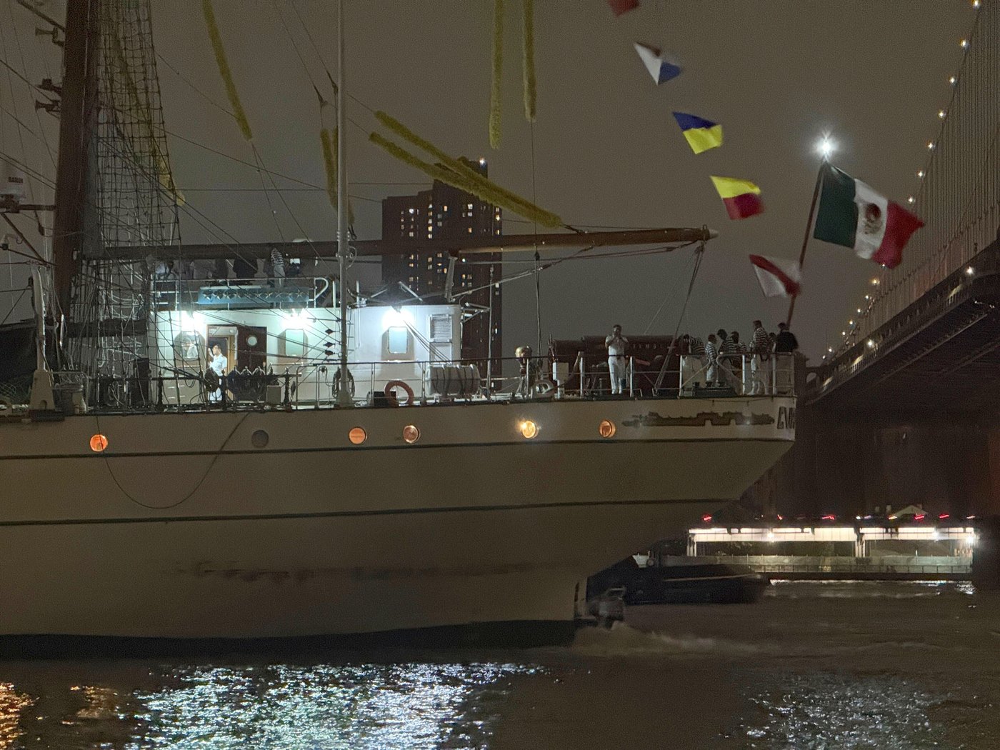 AP PHOTOS: Mexican tall ship strikes Brooklyn Bridge, snapping masts and killing 2 crew members | iNFOnews.ca